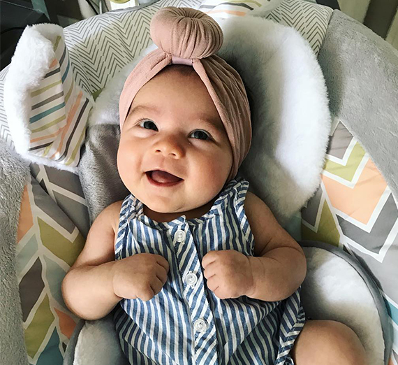 Homme et femme tenant un chien et un bébé