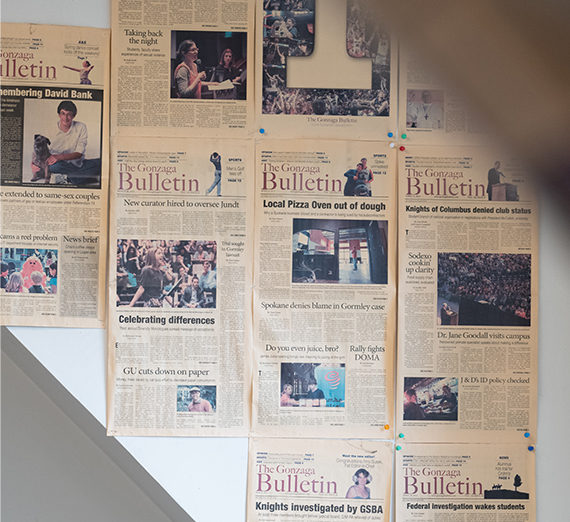 Une femme se tient les bras croisés à côté d’une fenêtre