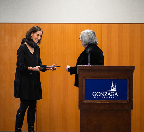 Brenna Messner assise dans le laboratoire d’infirmière, le regard détourné de la caméra.