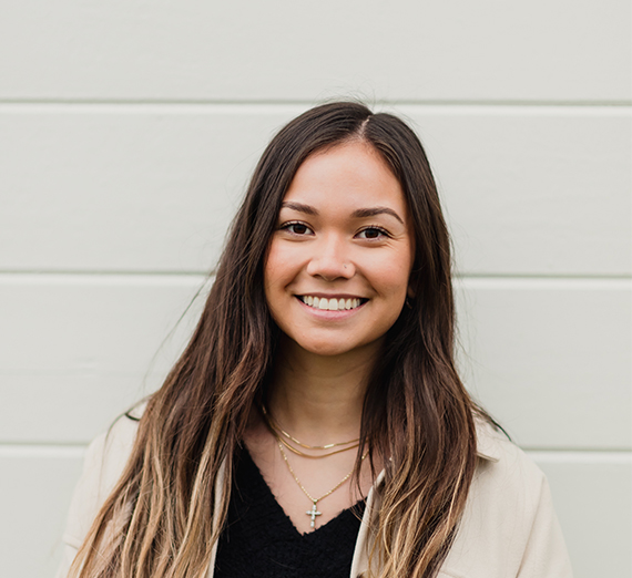 Sierra Martinsen se tient avec un stéthoscope autour du cou.